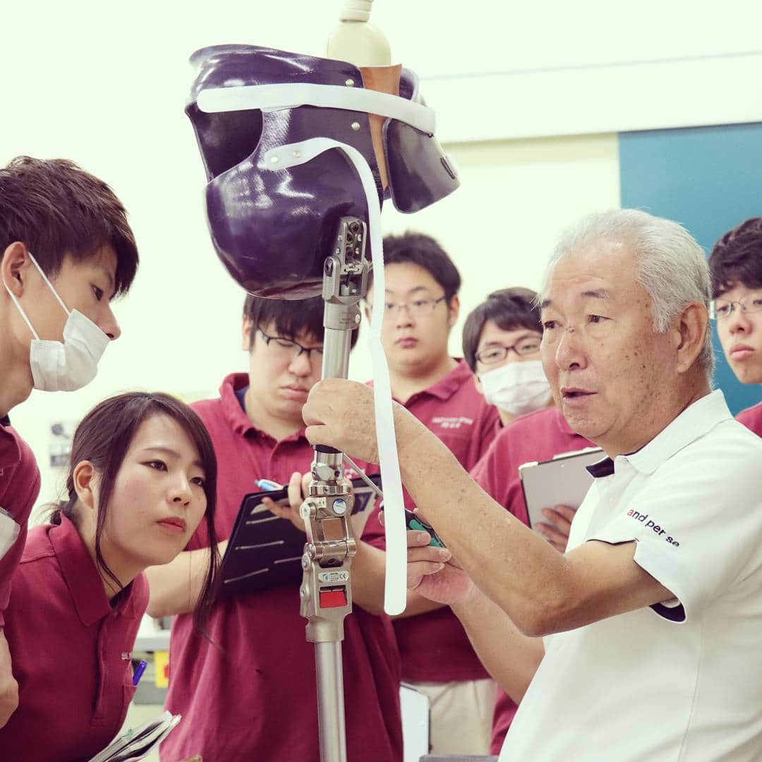 はいてくPOのインスタグラム：「北海道ハイテク☆義肢装具士学科３年生☆ 本日は完成した義足の適合です！ セッティングや調整方法などなど… みんな真剣です。(^_^)v #北海道ハイテク#義肢装具#義足#股義足#完成#適合#かぶりつき」
