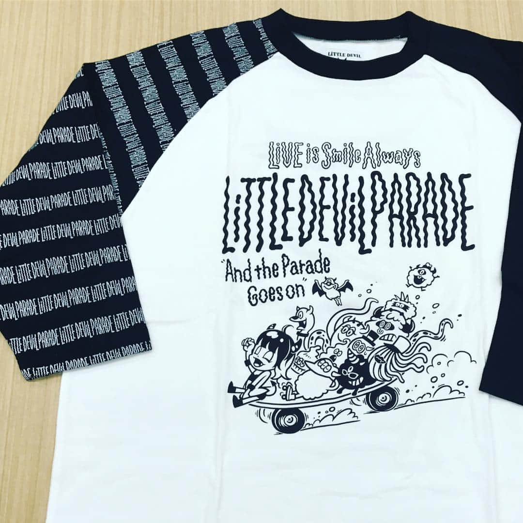 LiSAさんのインスタグラム写真 - (LiSAInstagram)「LiVE is Smile Always〜LiTTLE DEViL PARADE〜「そしてパレードは続く。」ということで、リトルデビル達も大急ぎでキミの街へ向かってるよー！待っててねー！ イラストは、いつもLiSAの世界を描いてくれるHARRYさん。 @harryssm  #YAEVAMUSiC #LiTTLEDEViLPARADE #そしてパレードは続く  @momoco_itadakimasu47」9月15日 12時10分 - xlisa_olivex