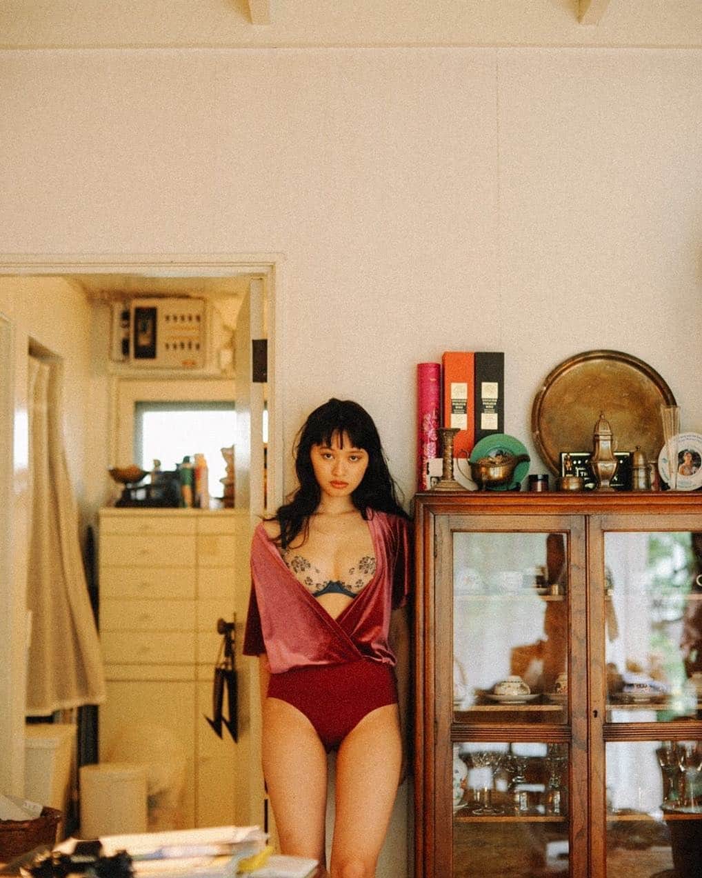 花盛友里のインスタグラム：「さむい。 顔にニキビが10個くらい出来てるんだけどなぜ。。（いや、吹き出物）こんなに出来たの初めてだーよーやだー！ . Shooting for @ravi.me . . . Thanks to @shihori.hananoe @souman_natsuko @stylist_tomishige @ravijour_official @yukokagami @ki45m . . #japan #photographer #portrait #japanese #girl #脱いでみた #花盛友里」