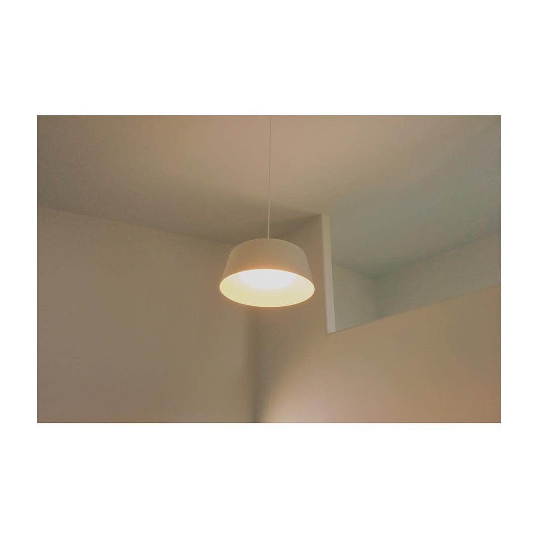 ハグハウス小山さんのインスタグラム写真 - (ハグハウス小山Instagram)「かわいいお家造ってます。 白い壁に白い天井。そして白いペンダントライト。 . 洗練されたシンプルモダン。まるで、どこかのリゾートホテルのような子供部屋です。 . 子供部屋…。傷つけないように注意してね♪って無理だよね〜☺️ . . . @sekai.no.origami  趣味で折り紙折ってます。のぞいてみて下さい♪ . #japan #tochigi #happy #house #home #myhome #interior #design #栃木 #小山 #宇都宮 #佐野 #鹿沼 #真岡 #上三川 #下野 #古河 #筑西 #大平 #栃木自然派住宅 #栃木のおしゃれで可愛い注文住宅 #インテリア #デザイン #おしゃれな家 #かわいい家 #マイホーム #マイホーム記録 #シンプルモダン #照明」9月15日 6時29分 - aoihome_private