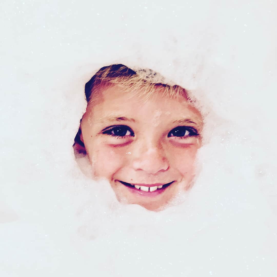 ネイサン・アンダーソンのインスタグラム：「He inherited @ajcook's good looks, but unfortunately he also inherited her athleticism. Post Disney bubble bath. #hbd #9 #atleastyourecute」