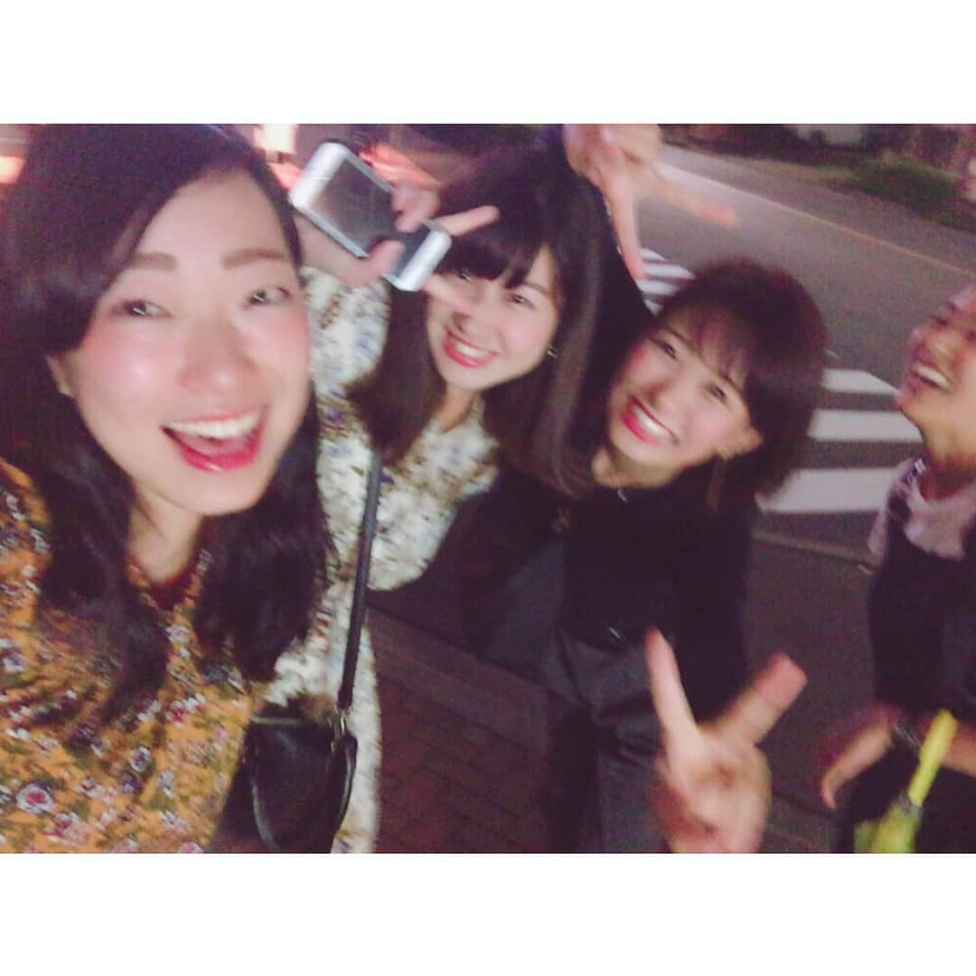 海老原優香さんのインスタグラム写真 - (海老原優香Instagram)「ありがとうが溢れた日💛 ＊ 大学の友人が、こんなに大きなホールケーキでサプライズしてくれました😳💓 久々に会えたの嬉しすぎるなぁ😌✨ #thankyou#myfriend #くっつき虫#love#🐛」9月15日 21時11分 - ebioffi