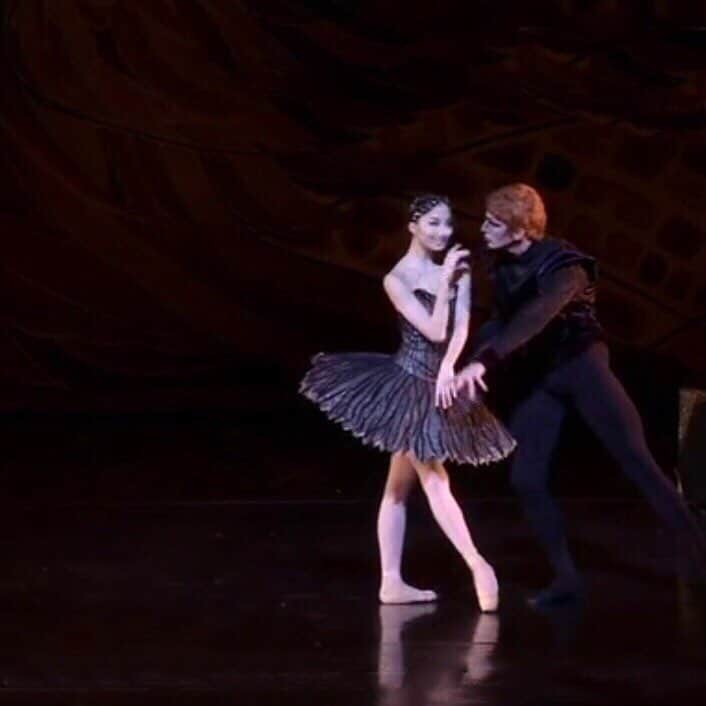のインスタグラム：「"Birds peck at the best fruit"  #whisper #Gossip #TBT #BlackSwan」
