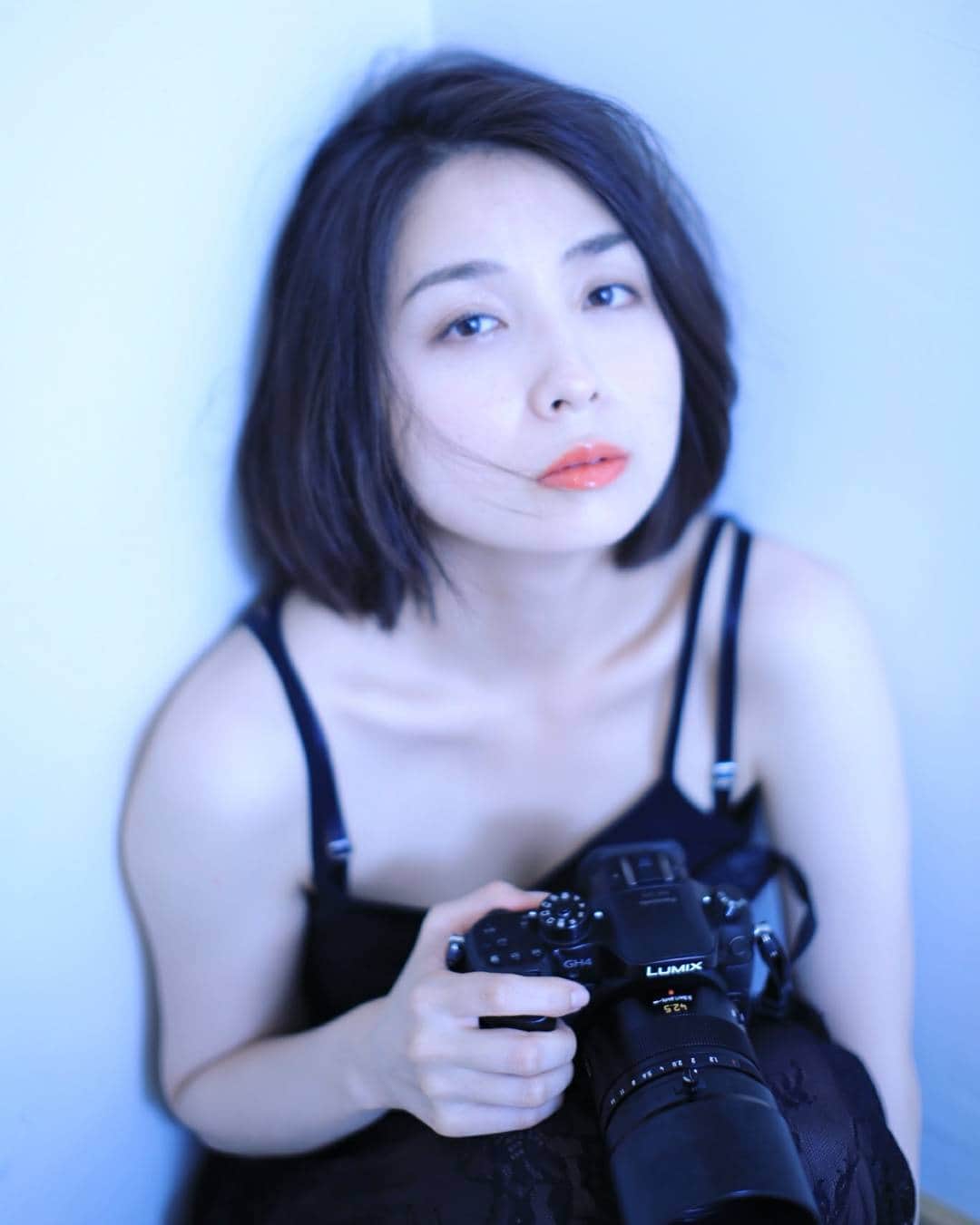 柚月美穂のインスタグラム：「#randompic . . 体育座り。 . . 撮影 #Canon #sigma50mm . . 手持ち #LUMIX #leica #42.5mm #ハウススタジオ #撮りながら #撮られる」