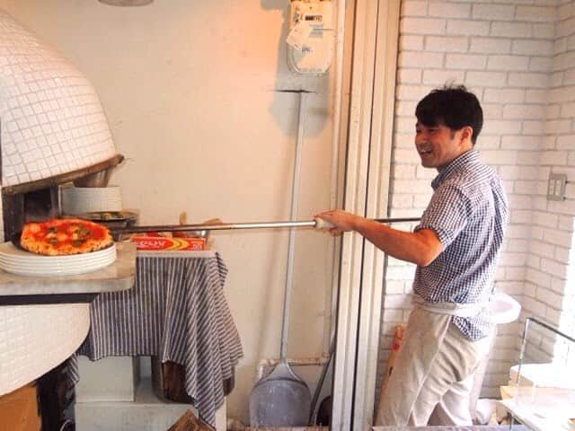 キッチンスターター のインスタグラム：「. 京都ナポリピッツァ隊 . 烏丸御池　「Pizzeria Solono」大野　亮 . 炭窯で丁寧に焼いております。 . 本場ナポリと同じく炭窯を積んだピッツァ専用のキッチンカーを購入したい。 . 皆様のご支援をお待ちしております。 . #クラウドレストラン #クラウドファンディング  #京都ナポリピッツァ隊 #京都  #烏丸御池 #solono #東山 #dayuki #七条 #Mercato #イタリア #イタリアン #ピザ  #ナポリ #本場 #炭窯 #キッチンカー #専用」