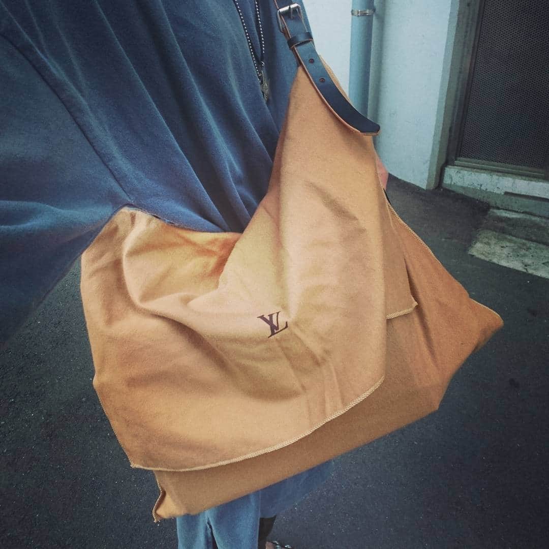 西山茉希さんのインスタグラム写真 - (西山茉希Instagram)「一目惚れたんだなぁ。  #リメイクバック #ヴィトン袋が #ショルダーに変身してた #惚れた」9月15日 15時23分 - maki.nshiyama50