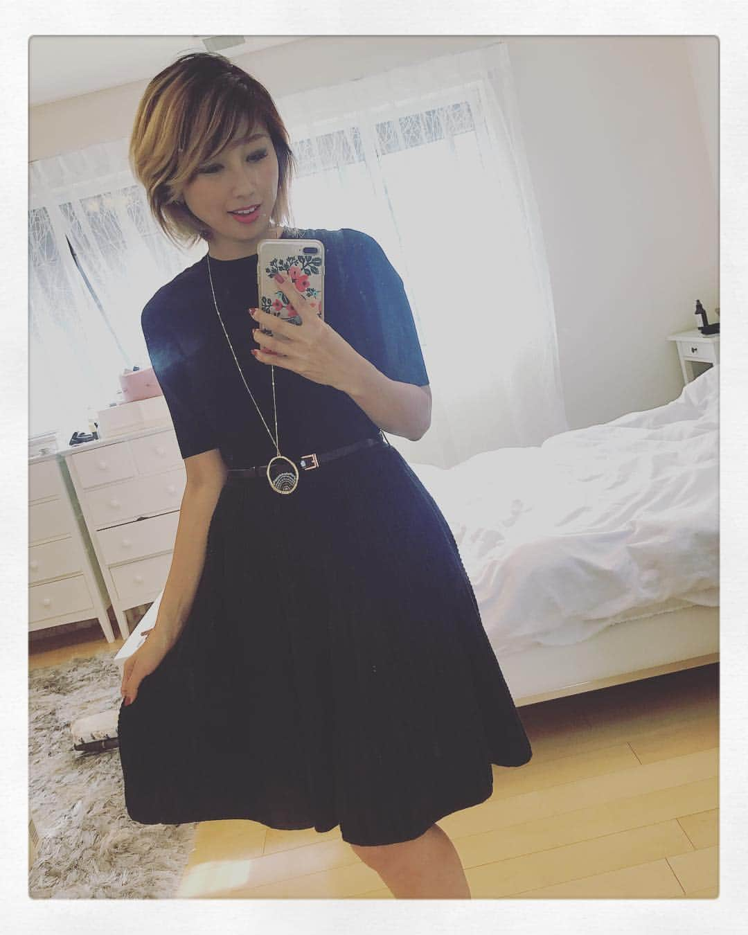 吉田ちかさんのインスタグラム写真 - (吉田ちかInstagram)「#ootd selfie! 久しぶりのミラーセルフィー🤳✨ これから企業での講演に行ってきます！少し緊張するけと頑張る！About to go speak at a corporate event! A little nervous, but I'll get through it! **** #金髪になると着れる服が変わる😅 #髪色変えすぎ #意外と痛まない #強い髪に感謝 #フレームつけて見た #どうでもいいね #今夜も動画アップします♡ ▼ OUTFIT Dress & belt: Ted Baker LIPSTICK: MAC 💄✨ リップテンシティ ポストモダン」9月15日 15時18分 - bilingirl_chika