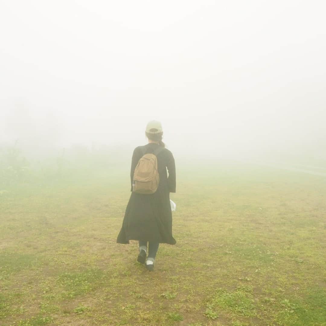 藤原さくらさんのインスタグラム写真 - (藤原さくらInstagram)「☁️ ☁️ 「死ぬまでに一度は見たい」 と言われている雲海を見に来たものの 待てども待てども霧で何も見えず １日を棒に振り 霧の中に消えていくわたし  #長野 #悲しい側面」9月15日 16時09分 - mammothsakura