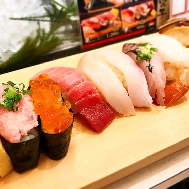 魚がし日本一のインスタグラム：「. ✔️【寿司屋の命である鮮度】✔️ . 魚がし日本一では、 ひとつひとつ丁寧に その時の魚の状態に応じて 自店で下しています🔪 . . #魚がし日本一 #寿司 #鮨 #すし  #sushi #築地 #築地直送 #江戸前寿司 #個室 #貸切 #お持ち帰り  #立ち食い  #マグロ  #tuna  #日本酒  #新鮮  #職人  #魚  #japan  #jananesefood  #池袋  #新宿  #渋谷  #新橋  #西日暮里  #八重洲  #麹町  #中野  #秋葉原  #五反田」