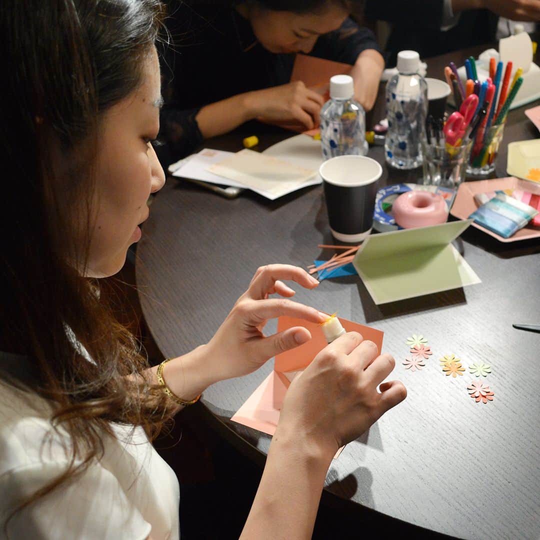 日本生命保険相互会社さんのインスタグラム写真 - (日本生命保険相互会社Instagram)「9月18日（月・祝）は「敬老の日」です。 インスタ映えする飛び出す花束カードを手作りしてみました💐 . 👉2枚目 カラフルな用紙や小物、マスキングテープなどを準備。カラフルなものが並んだだけでワクワクします♪ . 👉3枚目 カードの花は1つ1つのりで貼っています。みんな集中していて無言に😅 . 👉4枚目 完成したカードを持って記念撮影📷 . 「おじいちゃん、おばあちゃんいつもありがとう」 . 口では言いにくい言葉でも手紙やカードにすると伝えやすいですよね✉️ 今週末は感謝の気持ちを込めたオリジナルのカードを作ってみるのはいかがでしょうか？😊 _ #敬老の日 #ありがとうのある暮らし #おじいちゃん #おばあちゃん #ありがとう #いつもありがとう #感謝 #ずっと元気でいてね #長生きしてね #家族 #大好き #敬老の日のプレゼント #プレゼント #贈り物 #素敵な贈り物 #カード #言葉 #言葉の力 #メッセージ #メッセージカード #手紙 #手作り #花束 #花が好き _ #日本生命 #ニッセイ #nissay #playsupport #tokyo2020 #保険」9月15日 17時42分 - nissay_official