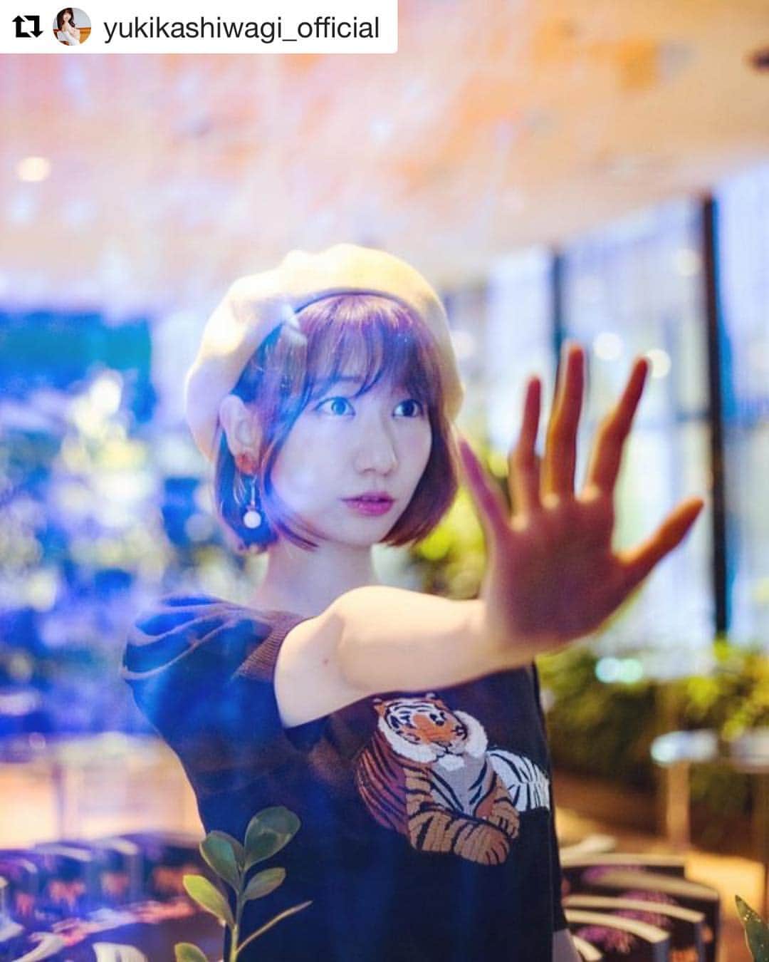 のインスタグラム：「柏木由紀ちゃん(@yukikashiwagi_official)がDMM本社に来てくれました😊その2 こちらは24階ジャングルゾーンの入り口にて。 . . . . #DMMcom #六本木 #六本木のジャングル #japan . . . . #Repost @yukikashiwagi_official (@get_repost) ・・・ . 不思議な写真✴︎✴︎ #REDYAZEL」