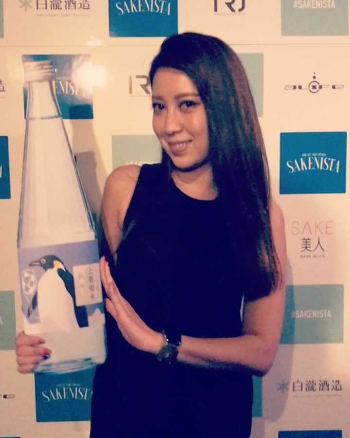 DJ MaRiaのインスタグラム：「今更boomerangでの動き方を研究中😂 上善如水スッキリ飲めて美味しい〜🍶♡ #上善如水 #sakenista #sake美人 #sake #白瀧酒造  #日本酒 #ひやおろし #alife」