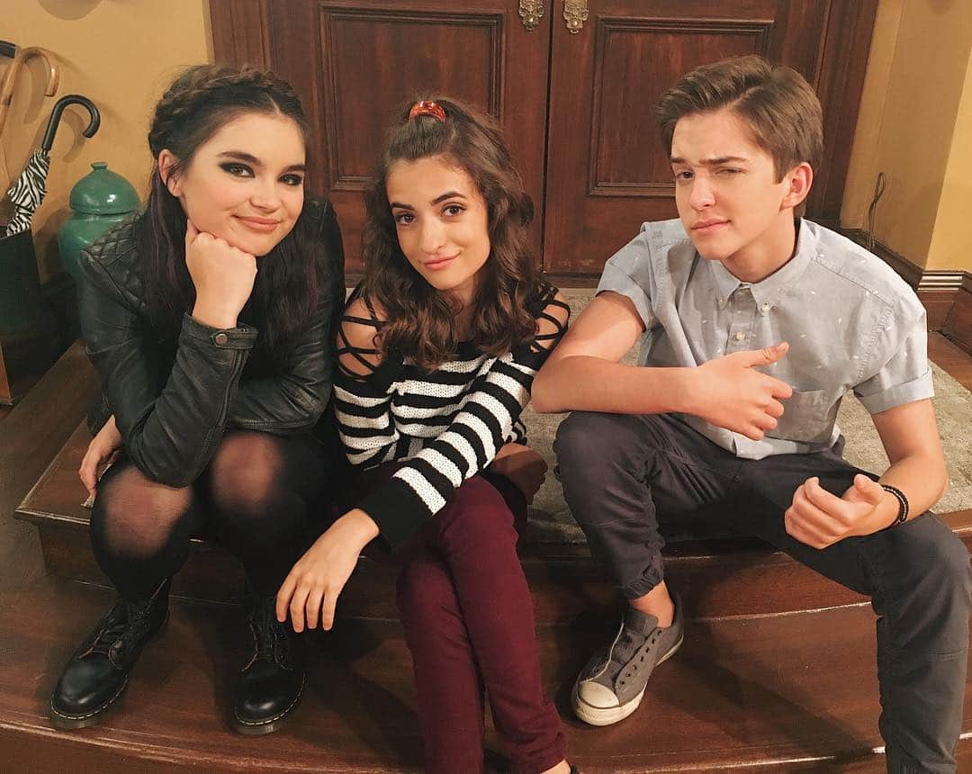 ランドリー・ベンダーのインスタグラム：「One of the best pictures with two of the best people 👧🏻👧🏻👦🏼 @fullerhouse season 3 part one premieres in a week on @netflix! Who's excited?! ❤」