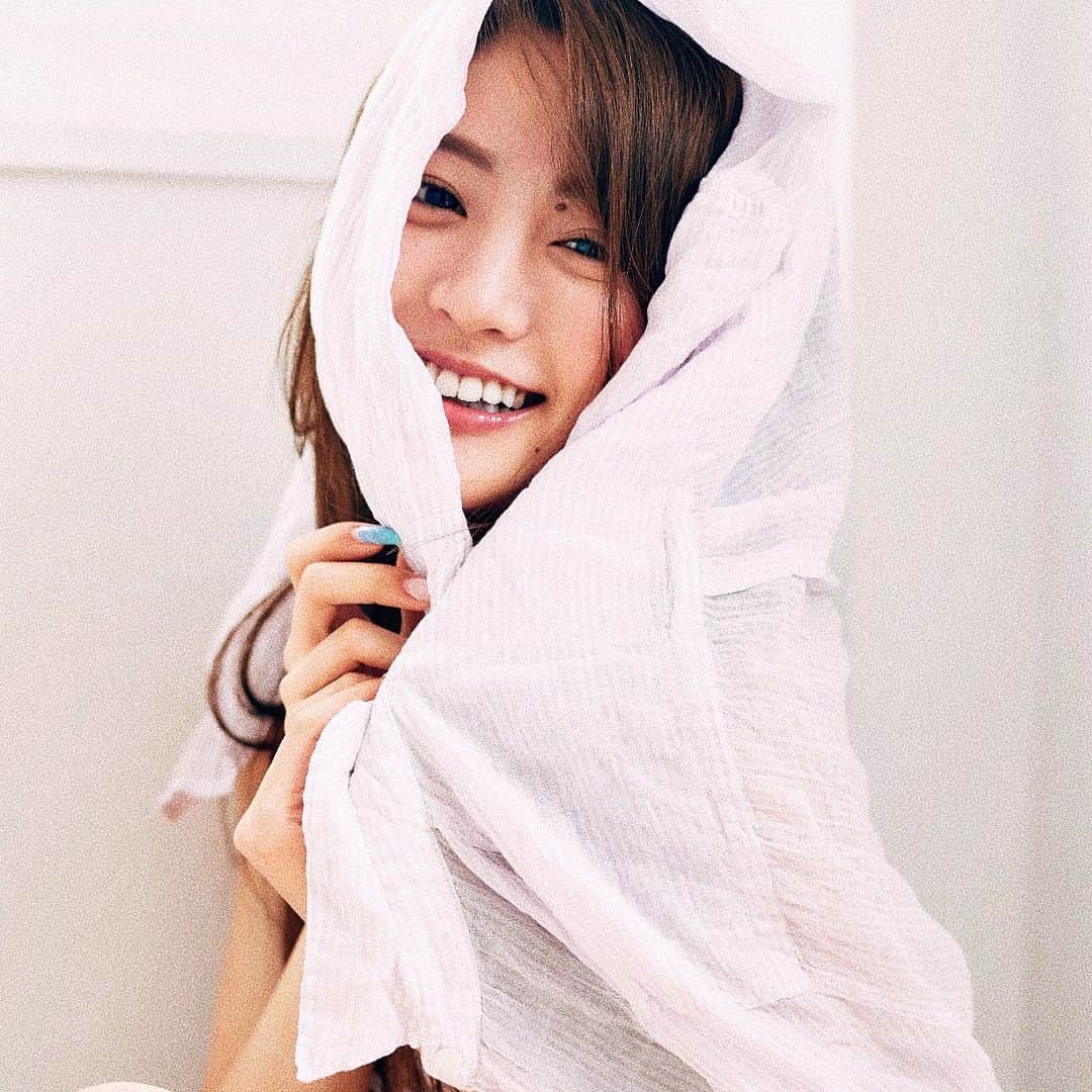 志田友美（ゆうみん）のインスタグラム：「. . 明日はGirlsAward🥀♡ からのライブ👯♡ . 幕張メッセにてお待ちしてます👑 . この写真はねー。うーん。 シャツくるまり系女子😂🙌 . #work #me #fasionshow #girlsaward #walking #tomorrow #japanesegirl #ig_japan  #shirt #gravure #model #makuhari_messe #live #idol  #instalike #instagood #instalove #instashot #instadiary #🥀」