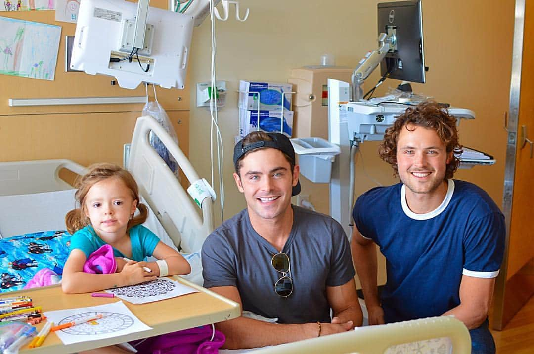 ザック・エフロンさんのインスタグラム写真 - (ザック・エフロンInstagram)「I had an incredible visit @ChildrensLA pediatric cancer research program, they are at the forefront of groundbreaking research that saves the lives of kids diagnosed with cancer. Every dollar is so important-- join me in helping these amazing doctors, researchers and brave kids battling cancer. Donation link in bio.  And follow us at #NauticaMalibuTri #TeamFlow」9月15日 23時02分 - zacefron