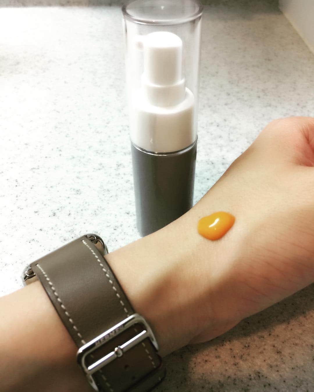 Mattのインスタグラム：「・ 【🍊アスタキサンチン配合ジェル🍊】 僕が毎日使っている医薬品! アスタキサンチンジェルは、 配合濃度が高く、抗酸化力が なんとビタミンCの6000倍!! こちらは医薬品なので 医療機関クリニックのみで扱っています。 僕が通っている、 《しのぶ皮膚科クリニック》→@shinobu_drに是非🎶 税抜きで¥6,000です🌈 ・ ⭐️効果⭐️ オレンジ色のジェルで 明らかに効き目ありそうなテクスチャー💋 肌荒れの大体は酸化から起きるもの。 なのでこの抗酸化力の高いジェルは ・ニキビ ・毛穴 ・美白 ・シワ ・シミ ・色ムラ ・毛穴 に効くよ👌 周りの人もすごく実感していて ホントにオススメ🍊🍊🍊 ・ ⭐️使い方⭐️ 朝晩1日2回 洗顔後2~3プッシュ🌞 化粧水の前に塗ってね。 ・ #アスタキサンチン #皮膚科 #医薬品 #matt #明日は嵐にしやがれです♥️ #嵐 #松潤 #thisismj」