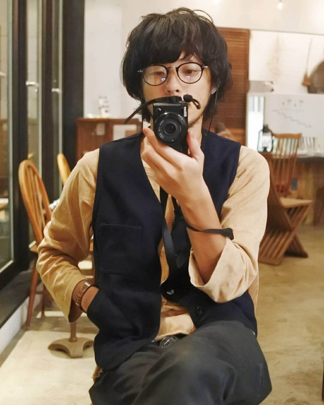 時田健太さんのインスタグラム写真 時田健太instagram ベストコーデ 凄く久々にベストを着たけどたまに合わせるとハマります テテコケット Tetecoquette 黒髪 古着男子 ウルフ Ginza Spur Fudge パーマ カメラ女子 Nikonj5 塩顔男子 ファッション Fashion