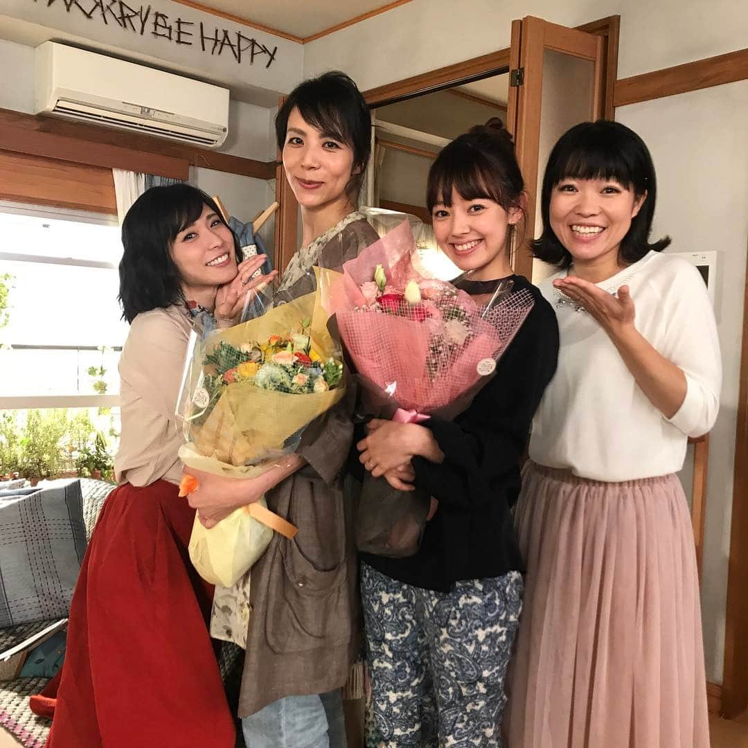 日本テレビ「ウチの夫は仕事ができない」さんのインスタグラム写真 - (日本テレビ「ウチの夫は仕事ができない」Instagram)「今夜10時最終回‼️マタ友がついにもんじゃ屋を飛び出して小林家に遊びに来ました😊年の差があっても同じ時期に子供を産むという事で繋がる新しい関係…このドラマならではの友情🍀今夜は可愛いベイビーたちたくさん登場します✨✨ #ウチの夫 #松岡茉優 #イモトアヤコ #屋敷紘子 #柳生みゆ」9月16日 14時57分 - uchinootto_ntv