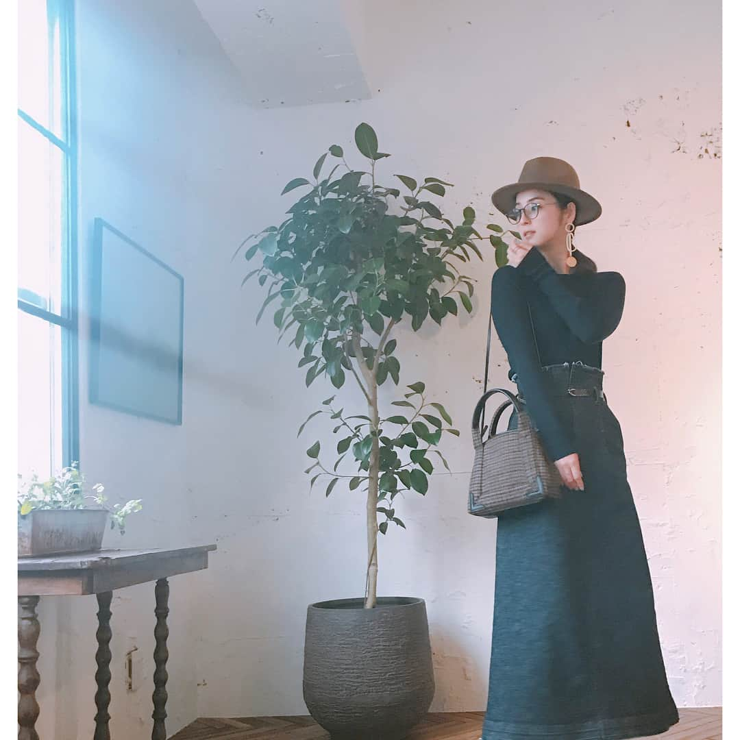 佐々木希さんのインスタグラム写真 - (佐々木希Instagram)「昨日の#私服 もう秋ですねぇ ニット着始めてます！  knit#JOHNSMEDLEY denim skirt#Annc hat#BARNEYSNEWYORK bag#BALENCIAGA sunglasses#USH」9月16日 15時00分 - nozomisasaki_official