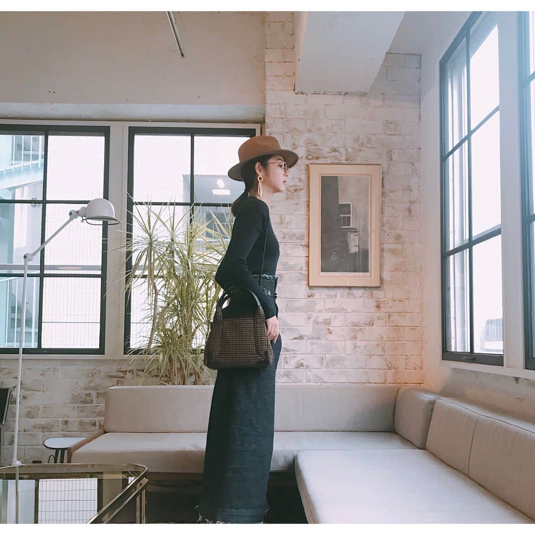 佐々木希さんのインスタグラム写真 - (佐々木希Instagram)「昨日の#私服 もう秋ですねぇ ニット着始めてます！  knit#JOHNSMEDLEY denim skirt#Annc hat#BARNEYSNEWYORK bag#BALENCIAGA sunglasses#USH」9月16日 15時00分 - nozomisasaki_official