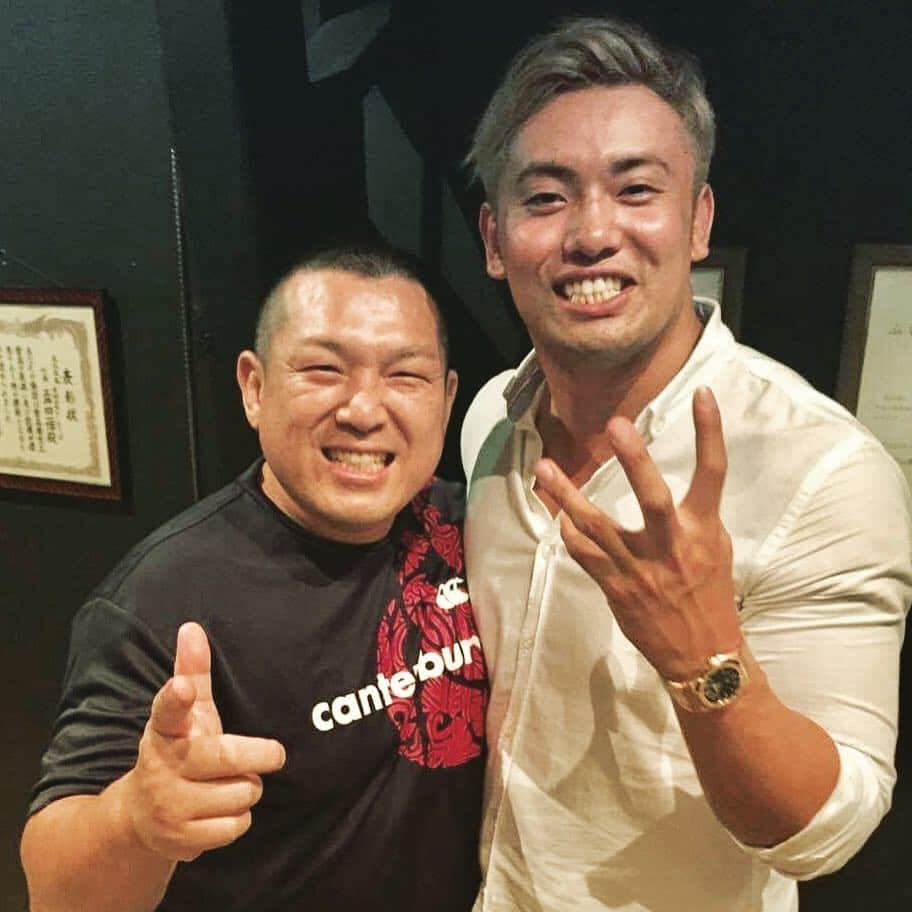 小路晃さんのインスタグラム写真 - (小路晃Instagram)「【金の雨を降らせる男】  日本プロレス界最高権威に君臨する漢、 IWGPヘビー級チャンピオン オカタ・カズチカ選手と。  格闘のチカラで、 日本中に勇気と希望の光を 降り注いで下さい。 ありがとうございます。(^_^)」9月16日 8時14分 - shoji74