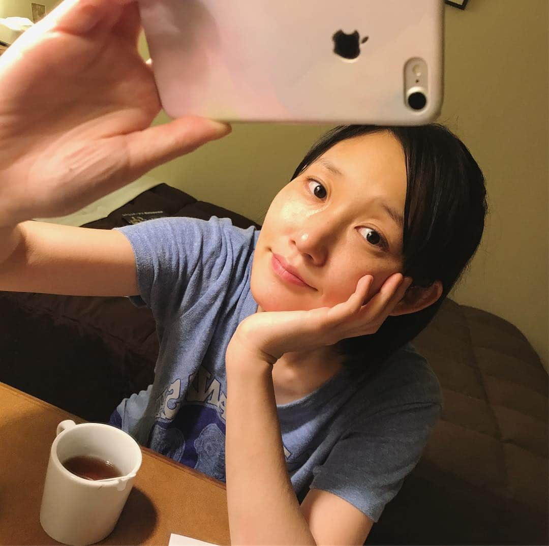 BŌMIさんのインスタグラム写真 - (BŌMIInstagram)「メイク落としたらピンスー おやみみ前のzzz #selfie #パジャマは持ち歩く主義」9月16日 10時57分 - b_o_m_i