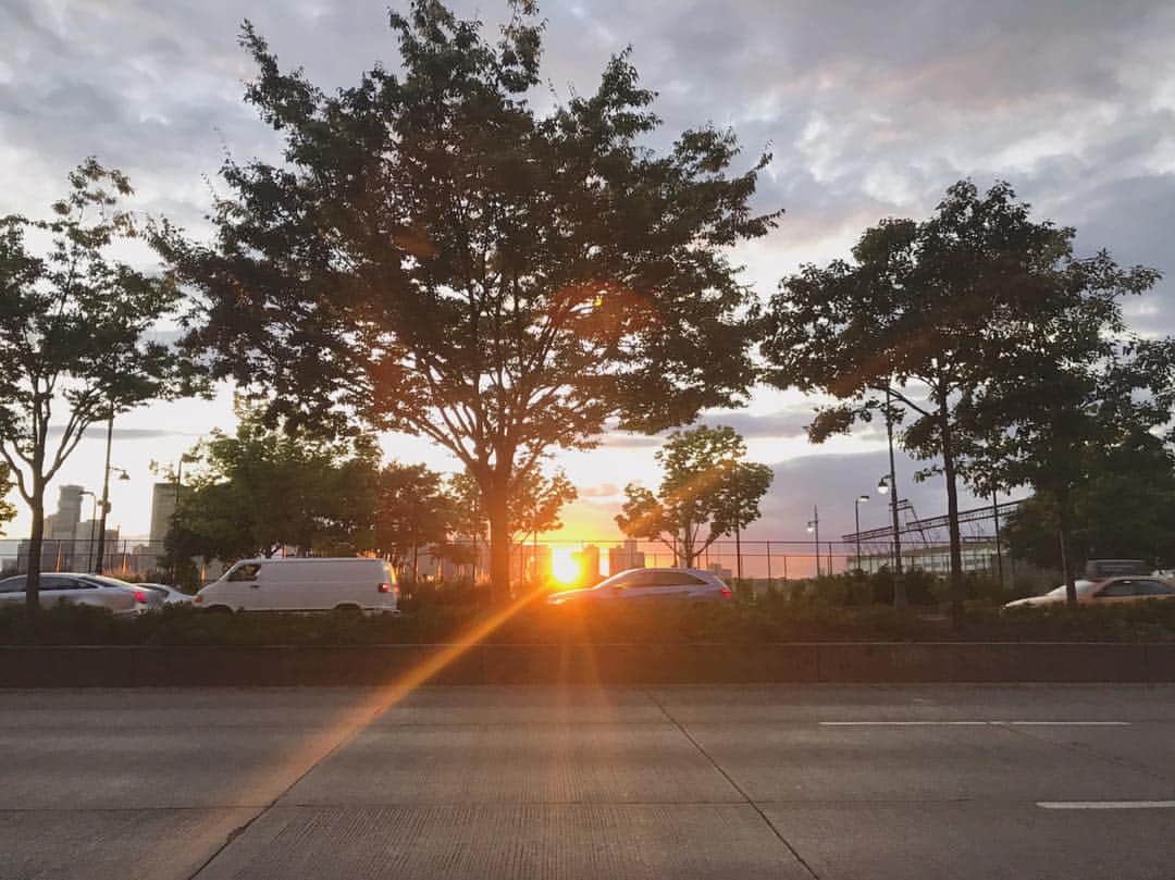 のインスタグラム：「mornin🌳 NYで車の中からさくっと撮った この1枚が結構お気に入り。 #iPhone #nice #nyc #ny #sunset」