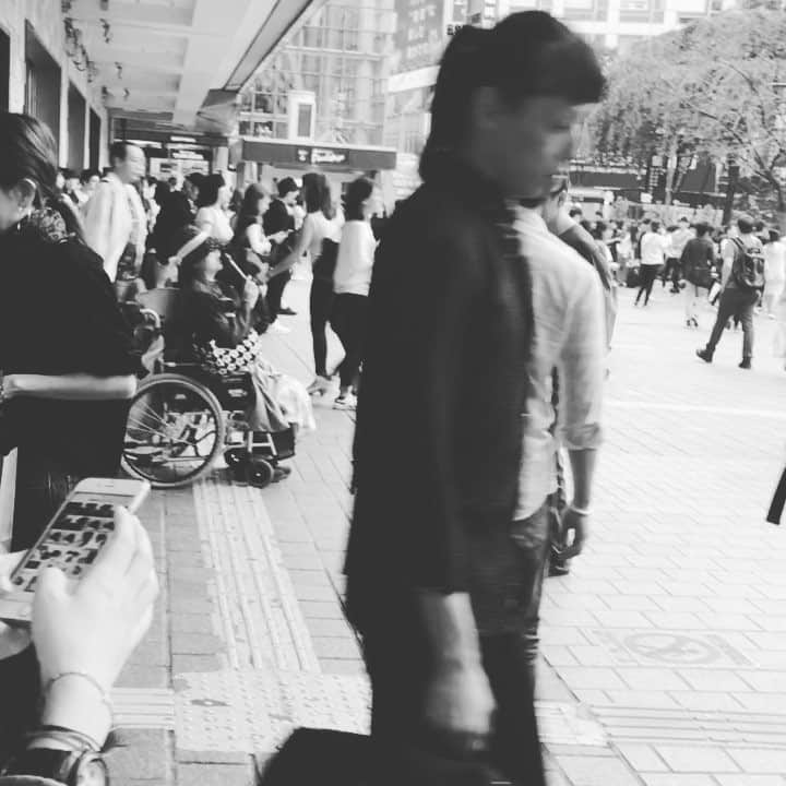 水野しずのインスタグラム：「誰も立ち止まる人はいなかった。でも私は彼女の「POPというものを真っ向から体現する精神」に感銘を受けたよ。引っ越しおばさんと同じソウルを感じる。むき出しになった表現の精神は常に意味もなく人間を肯定するのだ(主張している内容ではなく、主張の態度について感銘を受けています)」