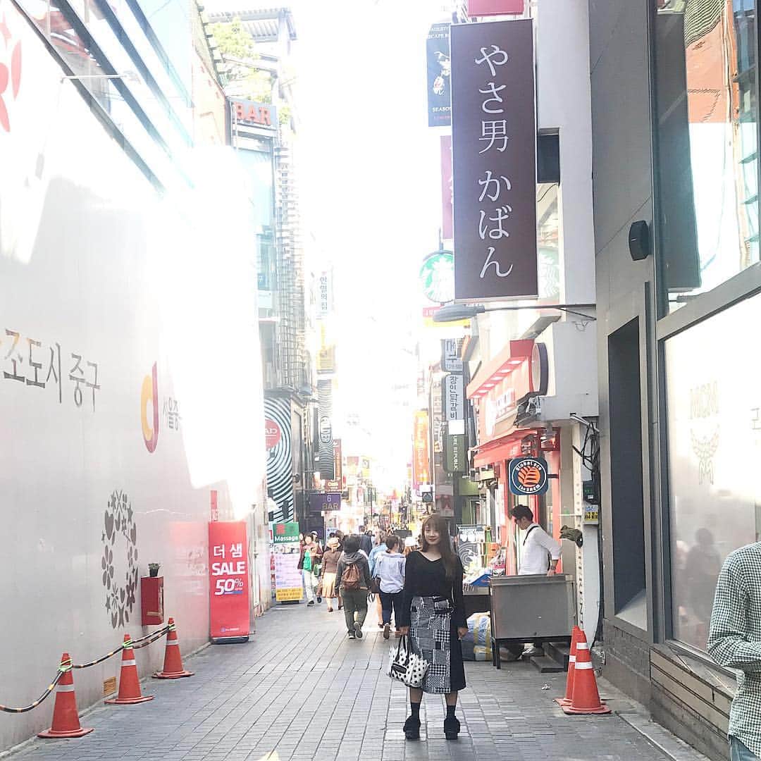 yuco_yoshidaさんのインスタグラム写真 - (yuco_yoshidaInstagram)「明洞ストリート。 やさ男かばん。 ・ ・ ・ #連投中  #명동#明洞#shopping #弾丸ソウル旅行 #韓国#korea#韓国旅行 #やさ男かばん」9月16日 13時14分 - yuco_yoshida