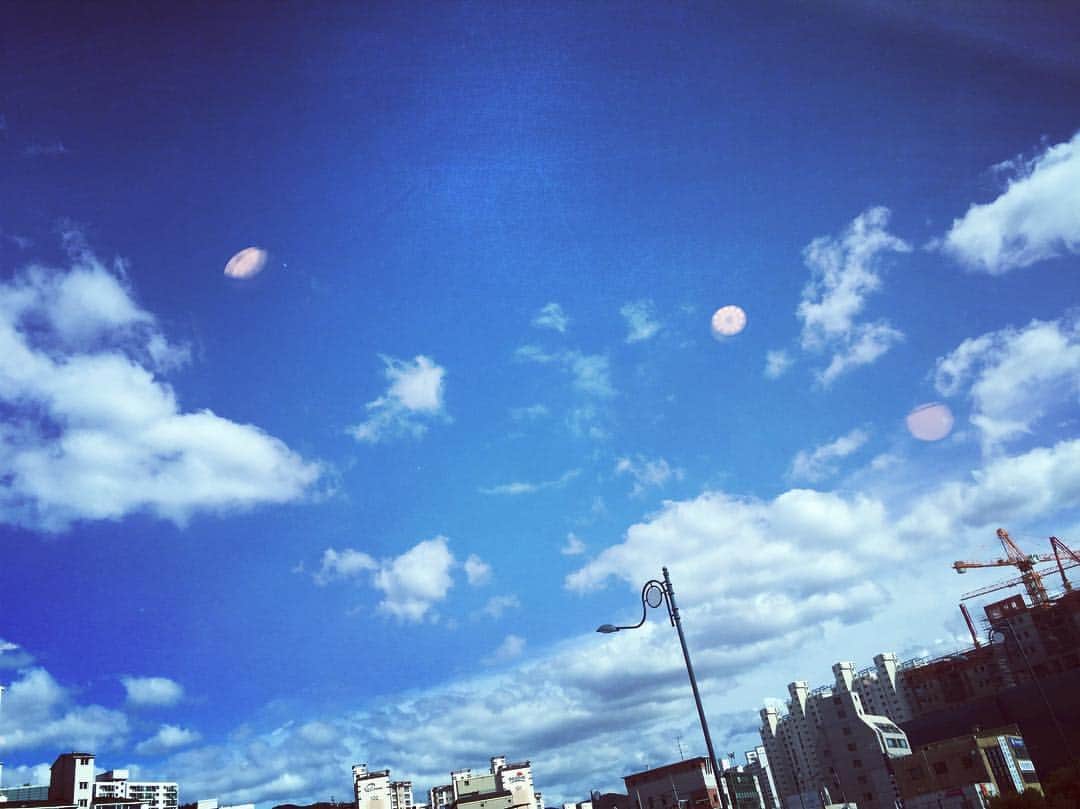 イ・ヒョヌさんのインスタグラム写真 - (イ・ヒョヌInstagram)「날씨 좋네🍁」9月16日 14時20分 - hihyunwoo