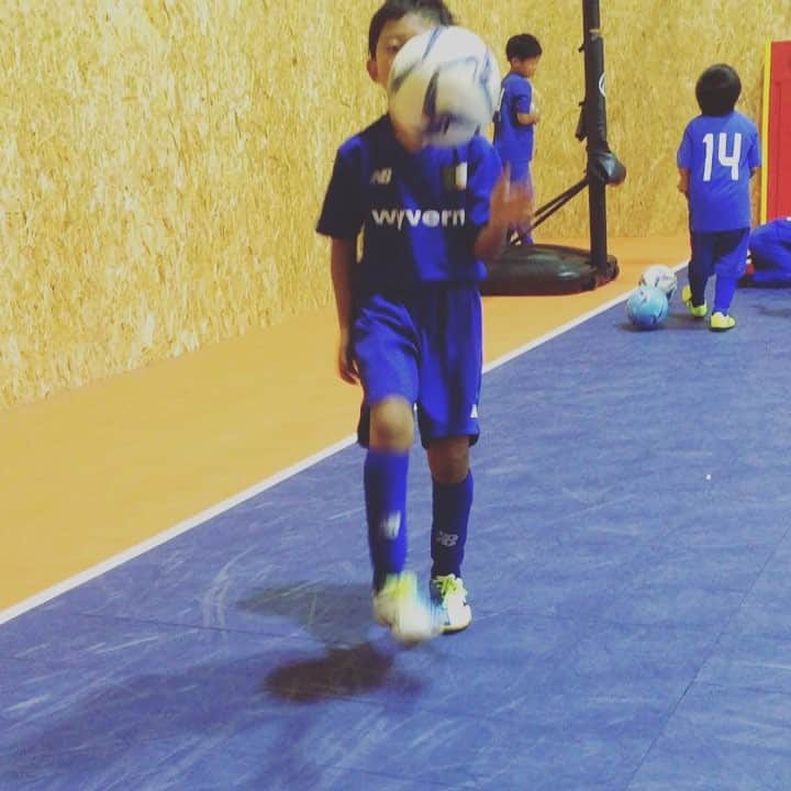 のインスタグラム：「リフティング練習中！！ #サッカー #リフティング #めざせ30回 #背番号は父親と一緒 #22番」
