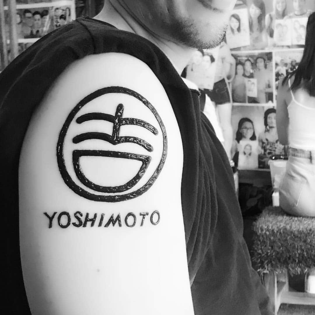 りんたろーさんのインスタグラム写真 - (りんたろーInstagram)「#会社への忠誠を誓う #よしもとロゴ#tattoo  #Mステ楽屋閉じこもり #よしもと芸人 #りんたろー。 #follow4follow #followme」9月16日 16時59分 - rin_the_sky