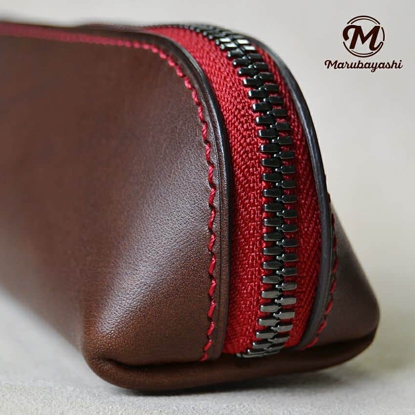 のインスタグラム：「* レザーペンケース｜Leather pen case  イタリアンレザーに上質のファスナー。 上品な雰囲気に仕上がりました。  #革 #レザー #leather #ペンケース #筆箱 #pencase #文房具 #文具 #stationery #レザークラフト #leathercraft #leatherworks #ファスナー #ジッパー #zipper #エクセラ #ブラックニッケル」