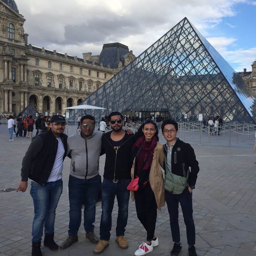 RENAさんのインスタグラム写真 - (RENAInstagram)「パリに同じく来ていた友達とも合流！こう言う偶然大好き！！ #偶然は必然 #インド #日本 #ファミリー #パリ #ルーブル #サンミッシェル #ポンデアート#セーヌ川  Had a chance to meet with a friend who happened to be visiting Paris too! #synchronicity #universe #paris #travel #family #friends #pondesarts #seine #stmichel #louvre」9月16日 19時43分 - rena_india