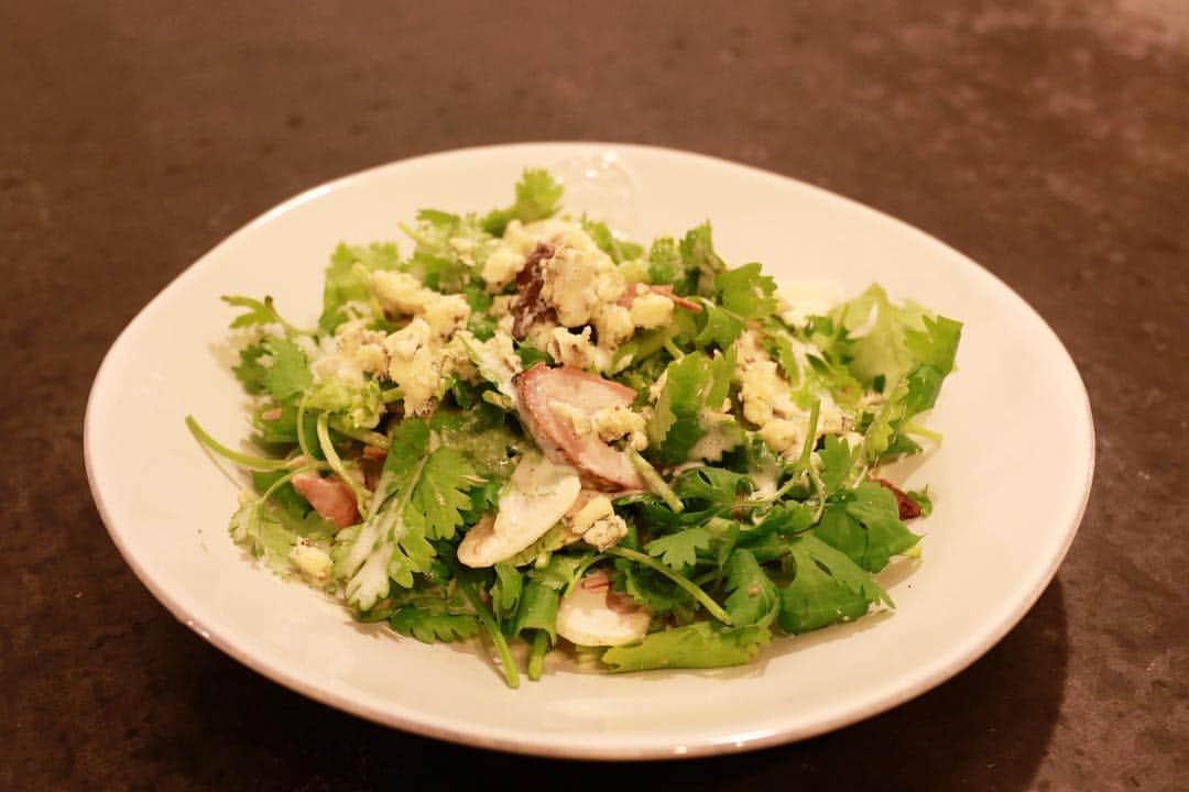 馬場裕之のインスタグラム：「なまり節とブルーチーズとマッシュルームとパクチーサラダ😋 ドレッシングにはパクチーの根とヒラミレモンを入れて🍋」