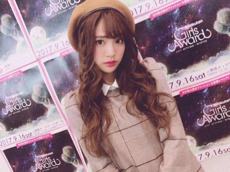 志田友美（ゆうみん）のインスタグラム：「. . 🥀Girls Award 🥀 2017 AUTUMN/WINTER In.幕張メッセ . イメージモデルをやらせて頂いてるevelynを着て歩いたよ🤤💕 . 今回もガルアワ出れて幸せなのだ。みんなが優しくて幸せ🤧 . やっぱりモデル楽しいなぁ♡好きだなぁ♡ その後のライブもありがとうございました❤ .  #today #todayscode #todayspickup  #makuharimesse #happylife #fashion #fashionshow #movie  #girlsaward #autumn #winter  #evelyn #model #love #ootd  #instalike #instagood  #instashot #ig_japan  #japanesegirl #me #instadiary」