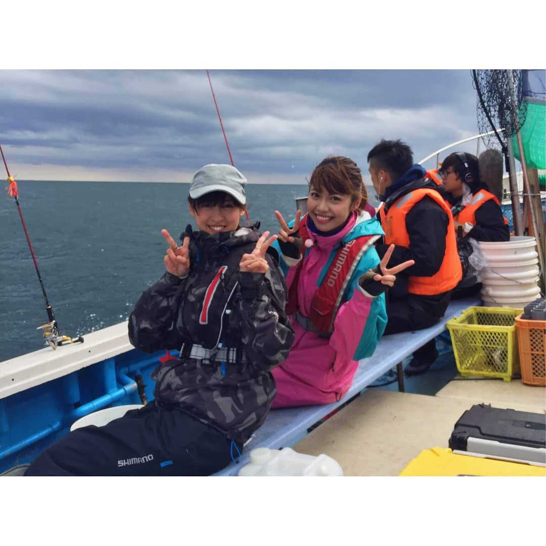 吉田晴香さんのインスタグラム写真 - (吉田晴香Instagram)「人生で初の船釣りは… 美しすぎる釣りガール❤️ あみさんに教えていただきました😍 とーーーーっても楽しかったー🤣💞 ・  雨も上がり… いっぱい釣れましたー☺️💓🐟 ・ ・  皆さん、心配のメッセージありがとうございます😣！ やはり途中で船酔いしてしまいましたが…すぐ回復しました🤗✨✨ ・  釣った時のあの喜びの瞬間、たまりません！やばい😍ハマりそう🙄💓💓🐟 絶対またいきたい！！！ ・ ・  9月20日放送予定ですので是非ご覧ください🐟❤️ ・  #北海道#釣り#釣りガール#釣り女子#ソイ#生きてる魚を触れるようになりました#魚って#可愛いんだ#また行きたい #愛実さん#外見も心も#美しすぎる#ありがとうございました」9月16日 23時05分 - haruka_yoshidaa