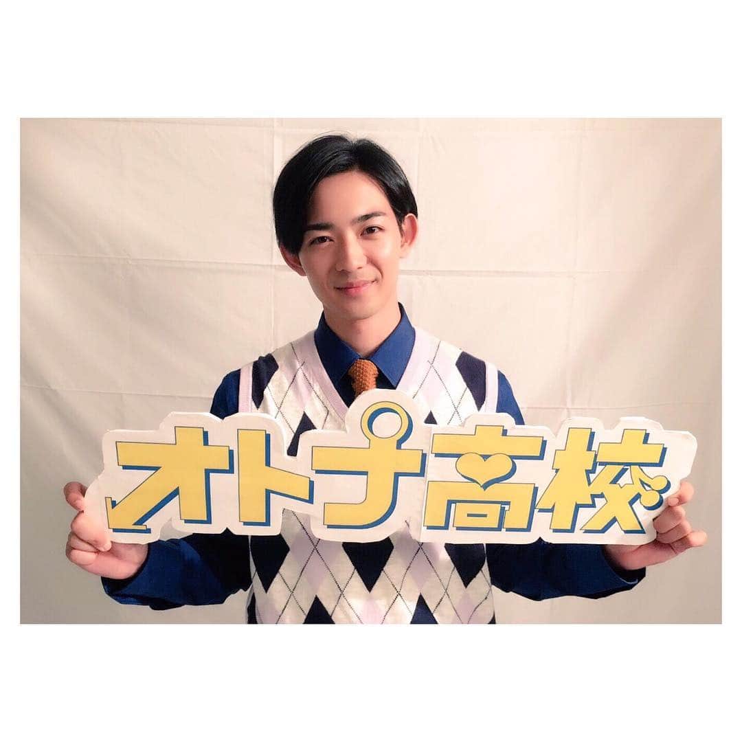 テレビ朝日「オトナ高校」のインスタグラム：「. 山田翔馬役🦄 #竜星涼 さん  生徒に「君たちは腐ったチェリーです」と言い放つ、オトナ高校の毒舌スパルタ教師👨‍🏫翔馬と書いてペガサスと読むキラキラネーム世代✨今は亡き“肉まんじゅうのような妻”を心から愛していたため、恋人に容姿やステータスを求める無意味さを知っている☝️… . #オトナ高校  #やらみそ  #ペガサス #テレビ朝日 #土曜ナイトドラマ @ryo_ryusei」