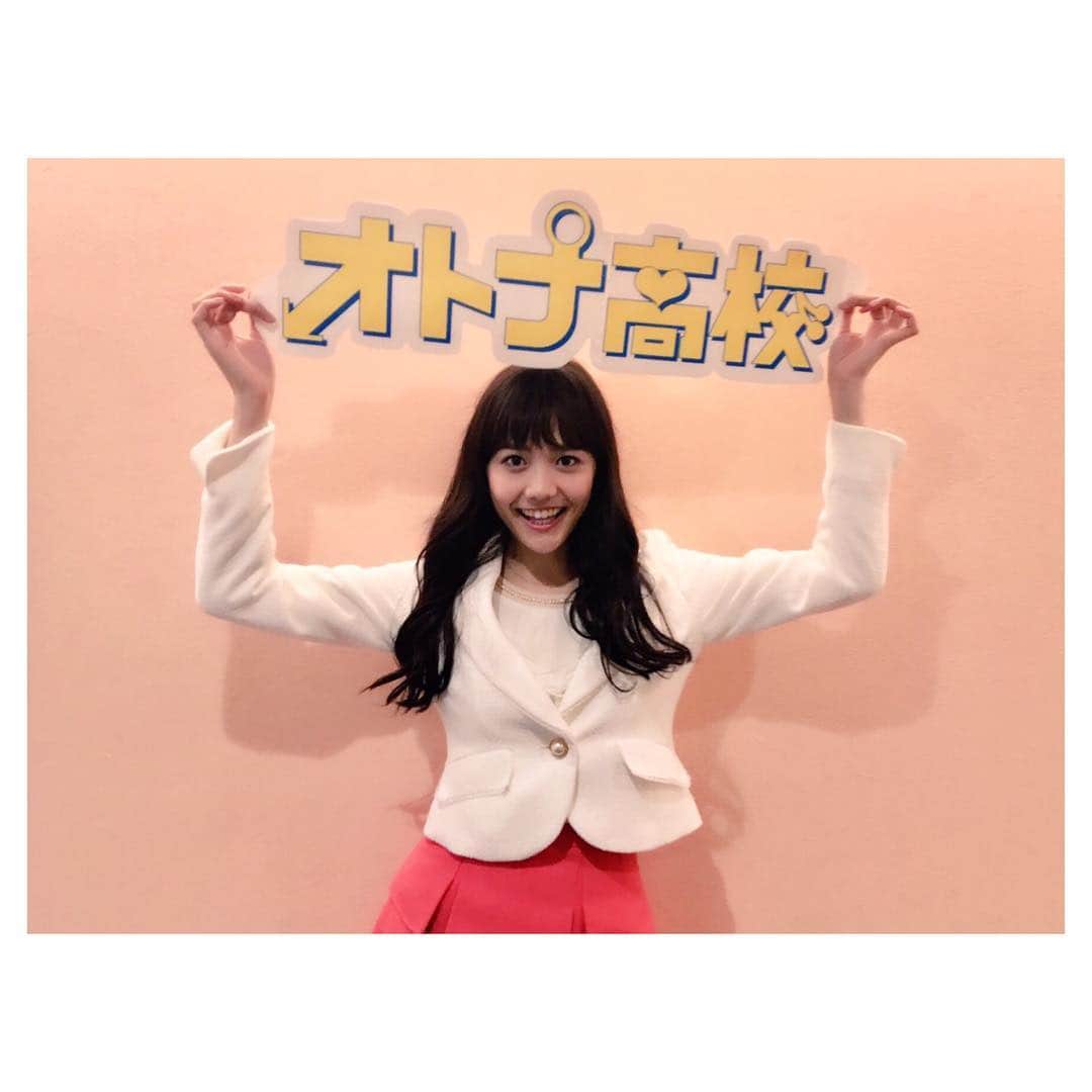 テレビ朝日「オトナ高校」のインスタグラム：「. 姫谷さくら役🎀 #松井愛莉 さん  英人が密かに恋い焦がれるマドンナだったが、まさかのオトナ高校教師側✋清楚系を演じていた性経験豊富なエロ小悪魔教師👩‍🏫自己プロデュース能力に長けた計算ビッチで、多数のベッドフレンドと関係を築きながら、英人のことをおちょくって遊んでいる💋… . #オトナ高校  #やらみそ  #さくら #テレビ朝日 #土曜ナイトドラマ @airi1226_official」