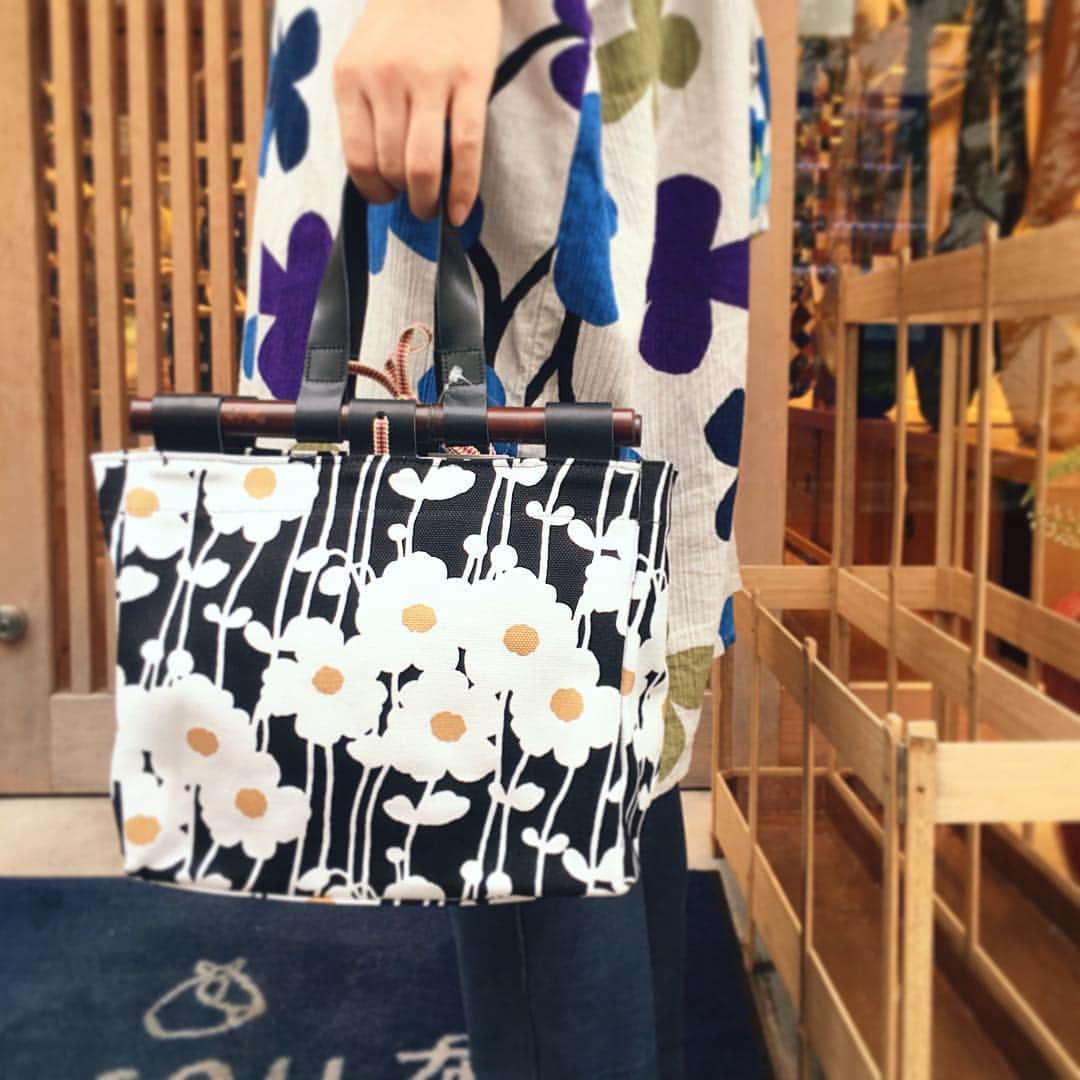 SOU•SOU 布袋のインスタグラム：「. 道行小筥に新柄、 「ひなたぼっこ 小」が 入荷いたしました！ こちらは既に ネットショップでも販売中です。 . 近々 "大サイズ"で 新柄が3つ入荷いたします☺️ . ¥7900(+税)にて販売中です！ (新見) . #sousou#hotei#kyoto#japan#sousoukyoto#bag#madeinjapan#袋#ふくろ#日本#京都#가방#천가방#包#おみやげ#お土産#布袋のかばん#鞄#かばん」