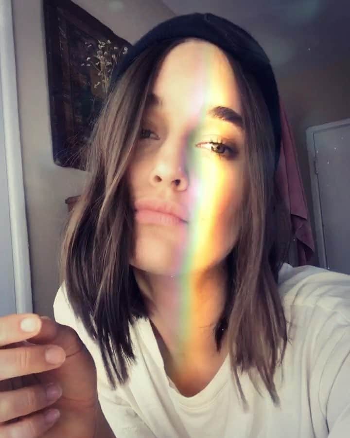 ケイト・ハリソンのインスタグラム：「It's been one of the most transformative years yet. So here's one more transformation for the books. 🌈 (Thank you @nicolasfloreshair)」