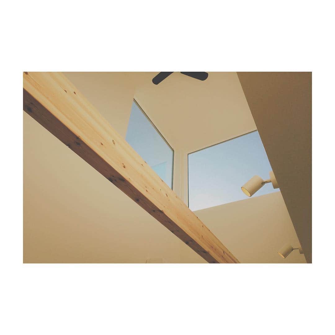 ハグハウス小山のインスタグラム：「かわいいお家造ってます。 やっぱり大きな窓は気持ちいい！ . 性能重視で言うと、窓が大きいという事は耐震にしろ断熱・気密にしろ不利なんですよね。 . でもおきいい方が気持ちいい！ . . . @sekai.no.origami  趣味で折り紙折ってます。のぞいてみて下さい♪ . #japan #tochigi #happy #house #home #myhome #interior #design #cute #cute #栃木 #小山 #宇都宮 #佐野 #鹿沼 #真岡 #上三川 #下野 #大平 #栃木自然派住宅 #栃木のおしゃれで可愛い注文住宅 #インテリア #デザイン #おしゃれ #かわいい #マイホーム #マイホーム記録 #吹抜け #大きな窓」