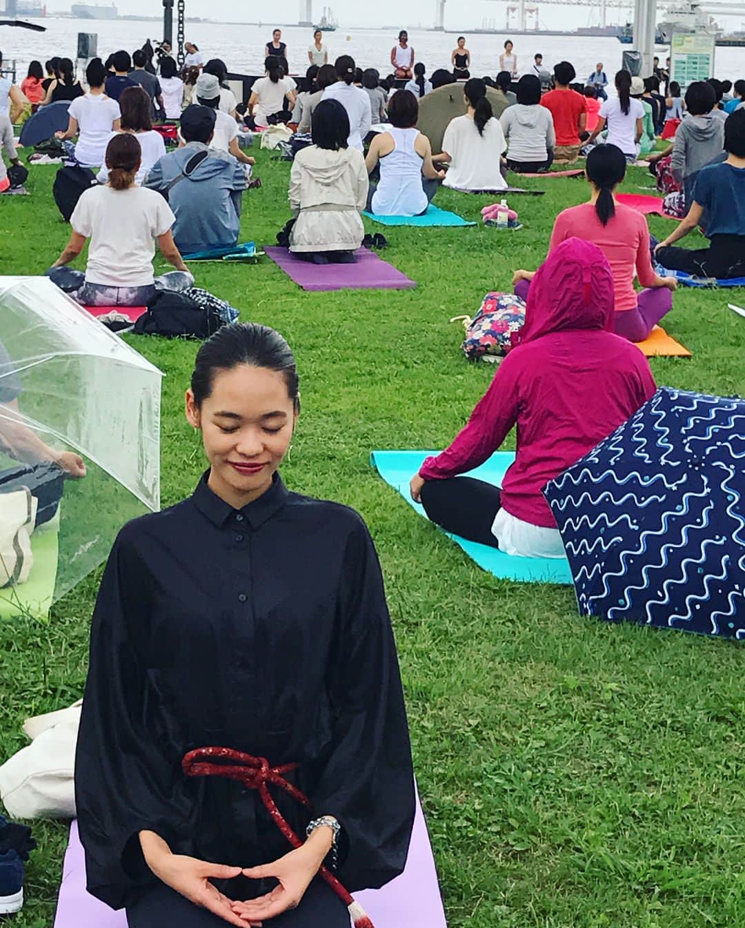 池田莉子さんのインスタグラム写真 - (池田莉子Instagram)「Yogafest Yokohama 2017 今年も盛り上がっていました🦋 .  ヨガフェスコーデ🖤 服の上からヴィンテージの帯締めを結んで、 忍者(くノ一)ぽくしてみました。  2枚目の写真は今年の目玉！！ スペシャルブースの羊さん🐑🐑 赤ちゃん羊が可愛くて癒されました。  chacottではヨガフェス限定デザインのウェアをゲット💕 .  撮影の後は和也さんのパークヨガを受けに行きました。 ヨガフェス、今年も楽しませて頂きました！！ 有難うございました。 . .  #yogafest #iandada #kimono #アスレジャー  #ヨガフェスタ横浜2017#ヨガフェス#ヨガジャーナル #くノ一 #帯締め #シルクガウン#羊 #コンブチャクレンズ#帯紐」9月17日 12時28分 - ricoikeda