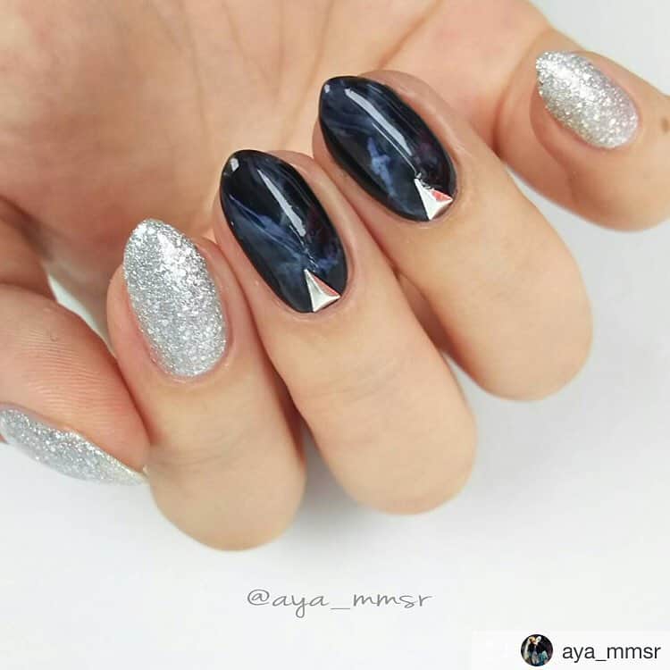 Nail Holicさんのインスタグラム写真 Nail Holicinstagram Aya Mmsrさまの大理石風ネイルをご紹介します シルバー部分はネイルホリックの Sv002 を使用いただいております Repost From Aya Mmsr Toprankrepost Toprankrepost 黒大理石 ネイル