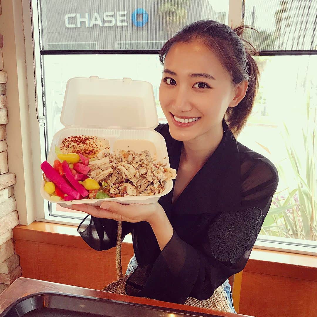 白雪のインスタグラム：「今日のランチ🍴ちょっと残したけどほとんど食べたっ！  #地中海料理 #フムス好き #量がアメリカ #アメリカ旅行 #travel #travelgram #todayslunch」