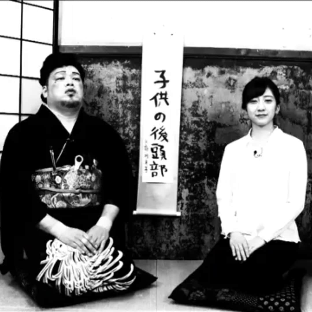 のインスタグラム：「#持ち方 #持ち方持ち方 #YouTube #持ち方先生の持ち方講座⑨ #WAI WAI WAI #歌詞を載せておくから #みんな歌うといいよ❤︎ WAI WAI WAI 闇を切り裂くジェット機 雲は晴れたかい？ 君の心晴れたかい？ I wanna be a君とならstayhere WAI WAI wanna be a party alright 今宵 僕と踊ってくれますか？ WAI WAI wanna be a party alright ジャス タンゴ ツイスト ボサノバ 鶏肉さばく鶏殺し クチバシ怖いかい？ 君の心晴れたかい？ パンティくわえてダイブ 細乳首 太乳首 WAI WAI wanna be a party alright 今宵 僕と踊ってくれますか？ WAI WAI wanna be a party alright ジャス タンゴ ツイスト ボサノバ」