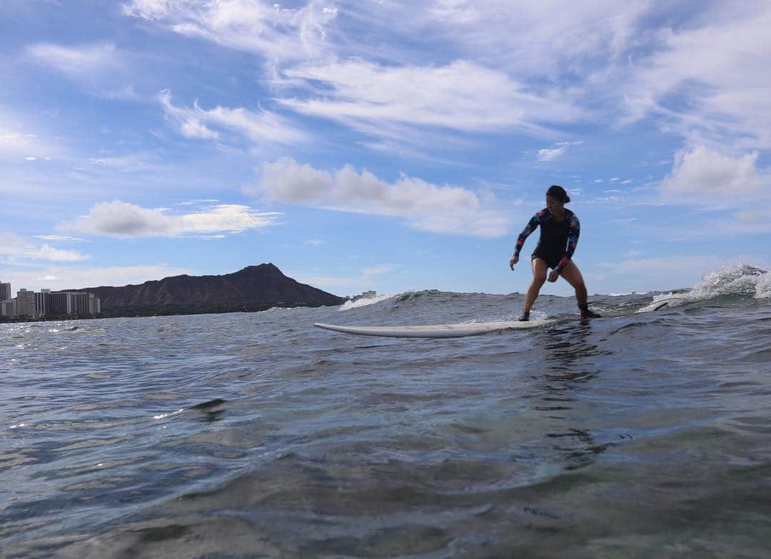 小野塚彩那さんのインスタグラム写真 - (小野塚彩那Instagram)「Thank you for the📸 @rp_photography808 and @surfergirlacademy 👏🏻love surf💓🏄‍♀️ #hawaii #training #surfing #moresurf #もっとやりたい #もっと上手くなりたい」9月17日 14時57分 - ayana_onozuka