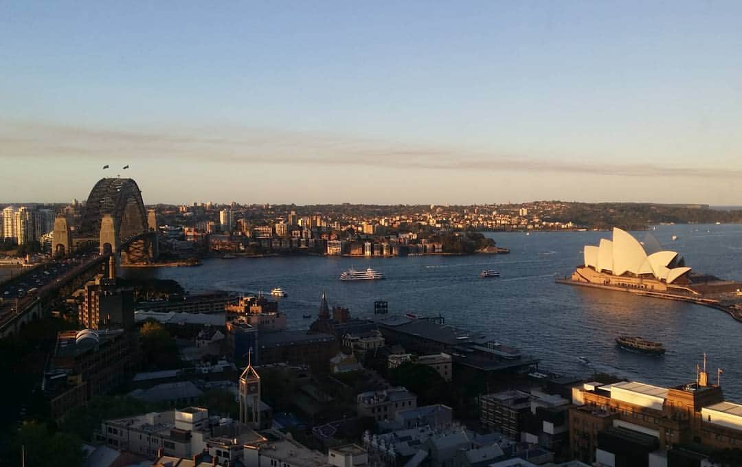 ダニエル・オブライエンのインスタグラム：「Playing tourist @shangrilahotels with @paaige_darcy 🚺🚺 • • • • • • • • • #sydney #mycity #harbour #bridge #opera #house #sunset #architecture #sunday #spring」