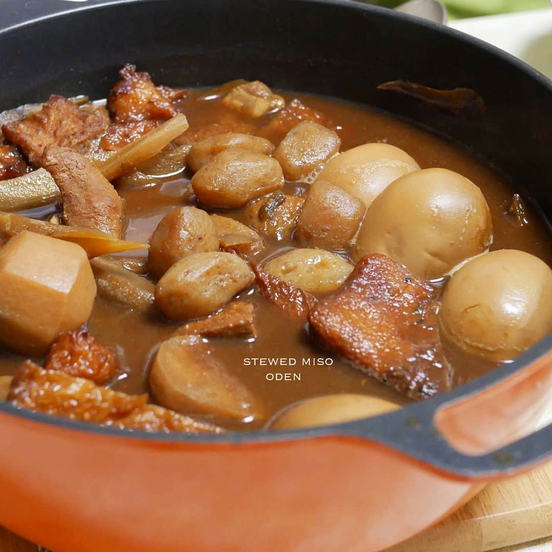 mamiのインスタグラム：「stewed miso oden 🍲． 『 味噌煮込みおでん 』 ． ． ． こんばんは🌙 ． 今日はご近所さん宅で 名古屋の味噌煮込みおでん🍢をご馳走になってきました😋 ． ． ． 台風🌀の影響で肌寒かったので 温かいおでんが嬉しい ． ． ． たまご🥚も大根も 味しみしみで 最高に美味しかったです。 ． ． ご馳走さまでした〜♡ ． ． ． ． #味噌煮込み  #味噌煮込みおでん  #夕食 #おうちごはん #dinner #homemadefood #instadiary #foodpic #foodstagram #lumix」