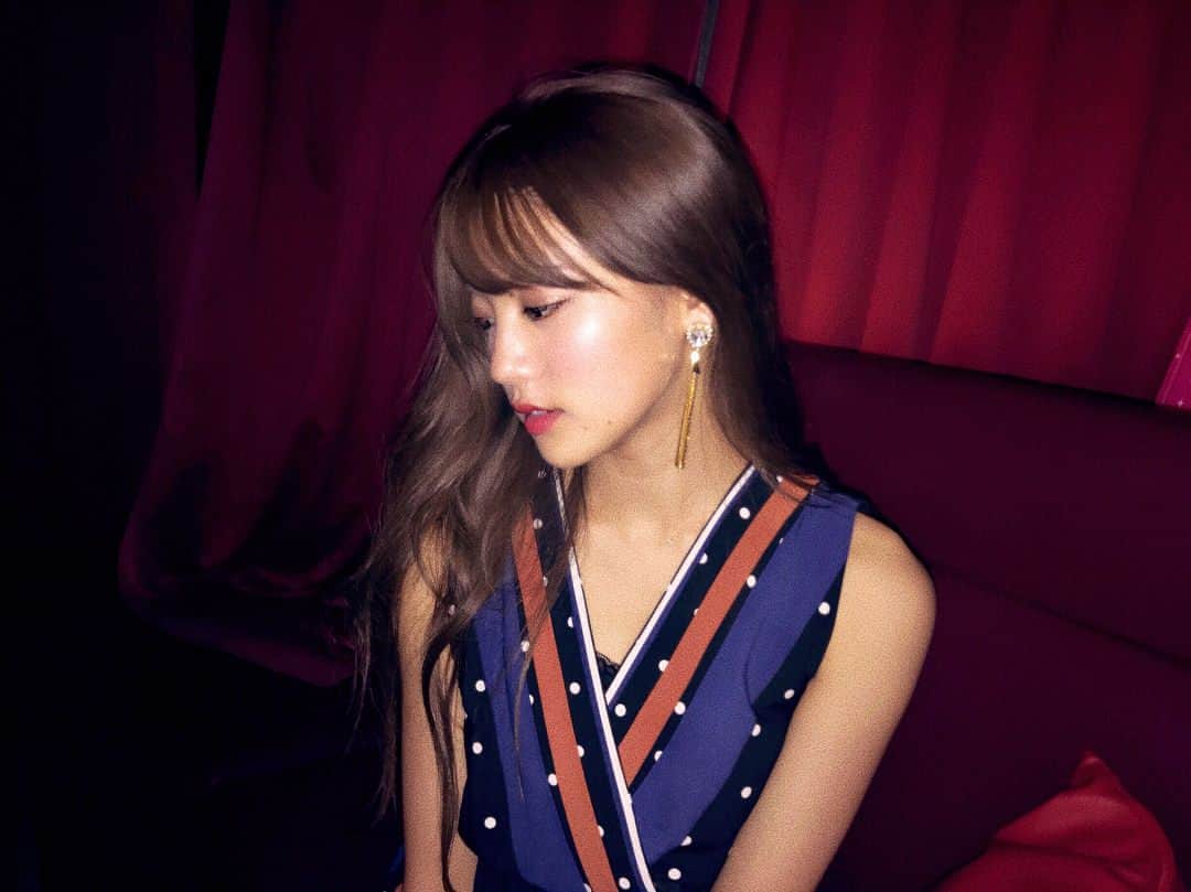 志田友美（ゆうみん）のインスタグラム：「. . この間、撮影始まる前にエステへ…💆🏼✨ .  Body&Faceとみっちりやってもらったんだけど、 目に見えてツヤッツヤのツルッツルになるから 大事な仕事前とかにはもってこいなの🙊💕 . やったメニュー👇 ・パワーツリー ・金の糸脱毛 ・ビタミン導入 ・整顔矯正 . パワーツリーはハンドエステの5倍の効果があるんだって😳 . これから通わなきゃ☺️♡ @zu_pi_16 Thank you💋 . . #beauty #skincare #aesthetic  #salon #body #face #massage  #omotesando #aione #piece  #niita #me #japanesegirl  #ig_japan #instalike #instagood  #instashot #instadiary」